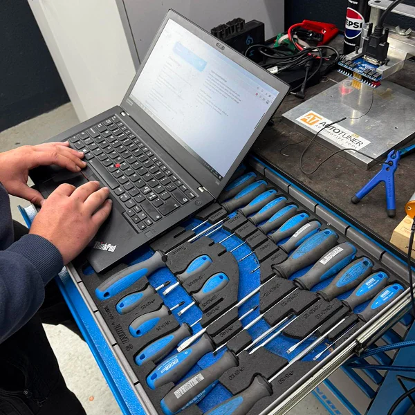 Laptop na radnom stolu u radionici Autoelektronike Velagić Tuzla