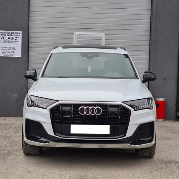 Audi parkiran ispred garaže Autoelektronike Velagić u Tuzli