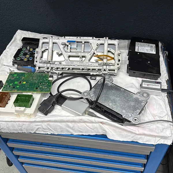 Rastavljen ECU modul tokom dijagnostike kvara