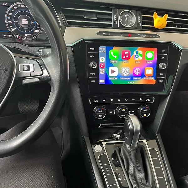 Modifikovani Android uređaj instaliran u automobilu