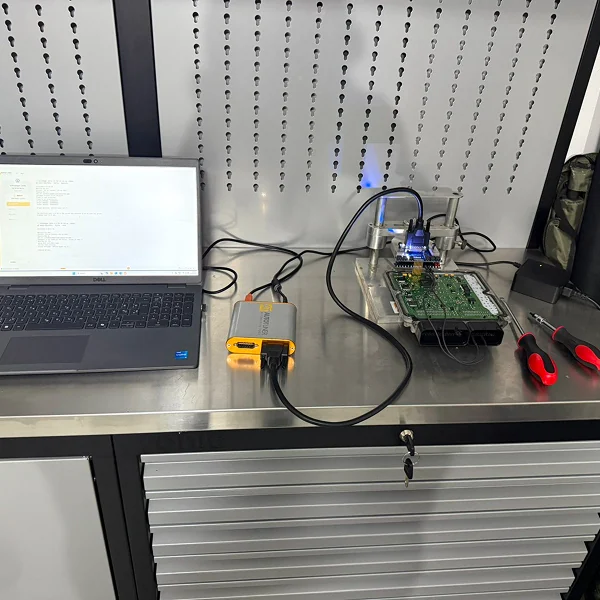 Laptop povezan s ECU jedinicom tokom dijagnostike