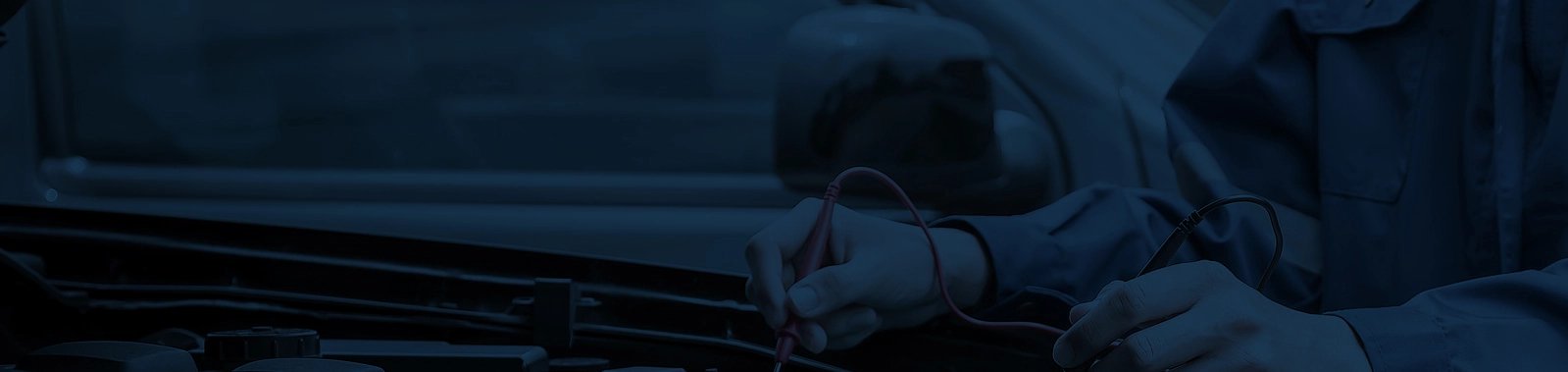 Autoelektričar provjerava električni spoj na vozilu