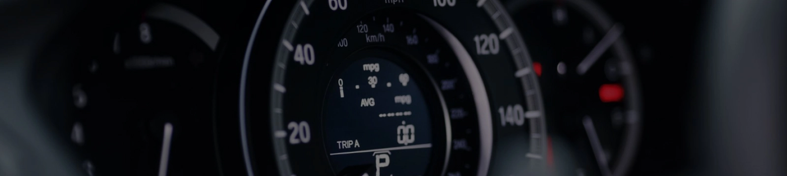 Bliski prikaz instrument table automobila s brzinomjerom i obrtomjerom