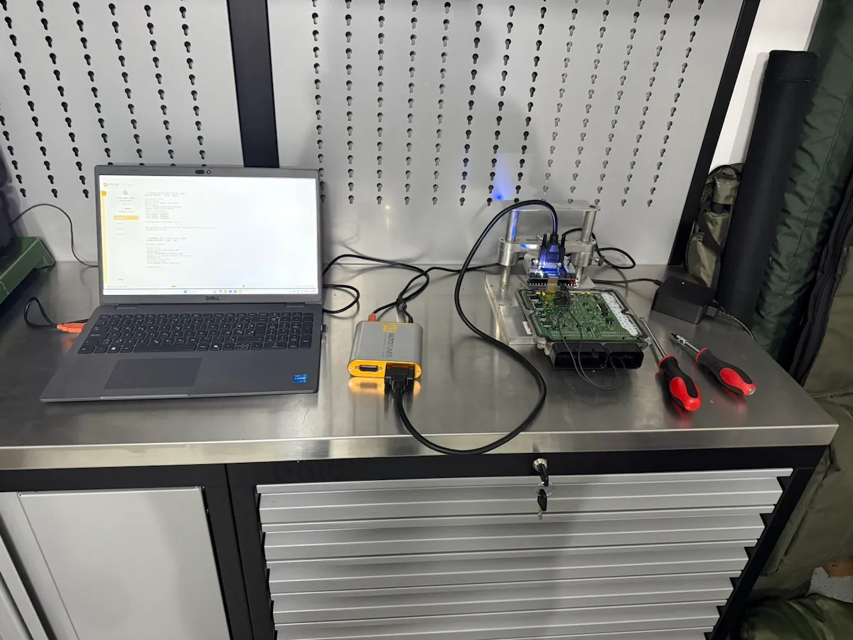 Autoelektričar Jasmin modifikuje ECU preko laptopa i spojenog ECU modula na laptop