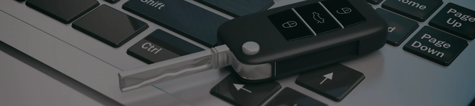 Detaljan prikaz modernog novog ključa sa funkcijama zaključavanja, otključavanja i otvaranje prtljažnika