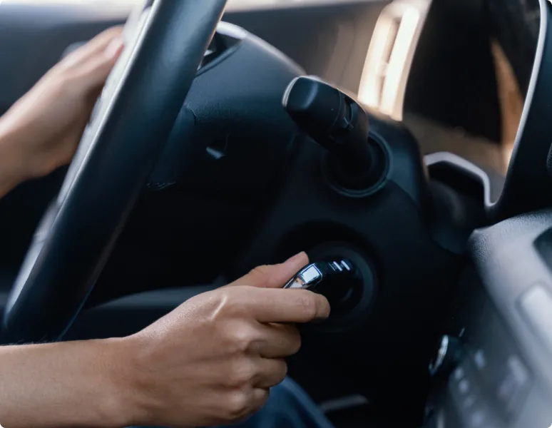 Vozač uspješno pokreće vozilo sa novim izrađenim ključem