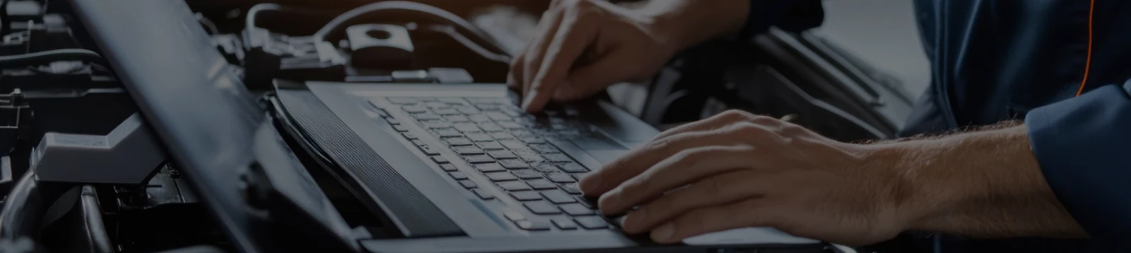 Autoelektričar koristi laptop za kodiranje Airbag centrale