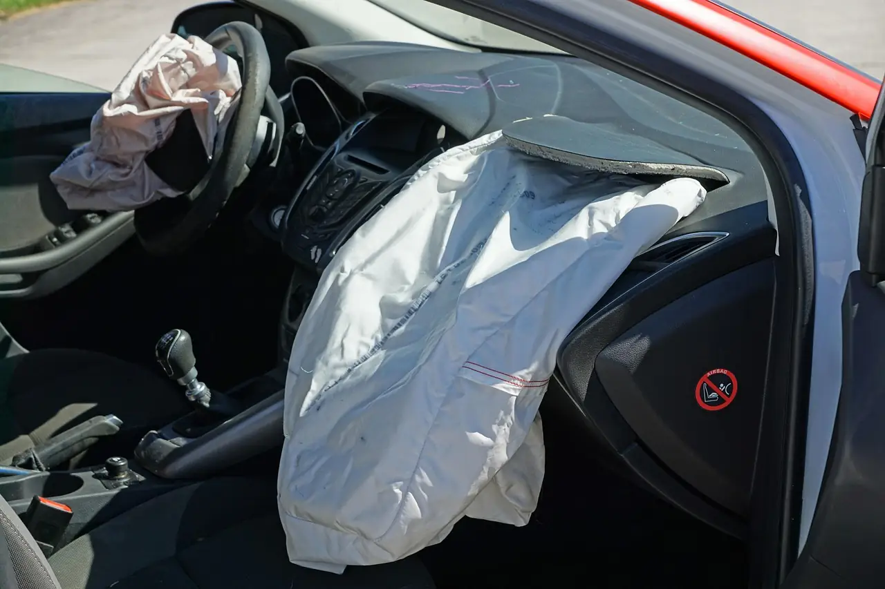 Aktiviran airbag unutar automobila nakon udesa, vidljivo napuhnut sigurnosni jastuk.
