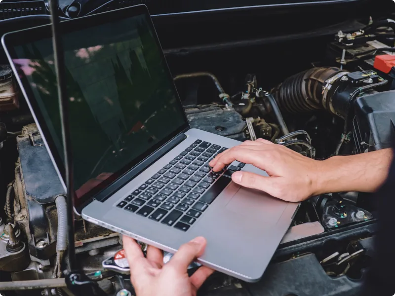 Profesionalni majstor koristi laptop kako bih provjerio parametre vozila nakon kodiranja