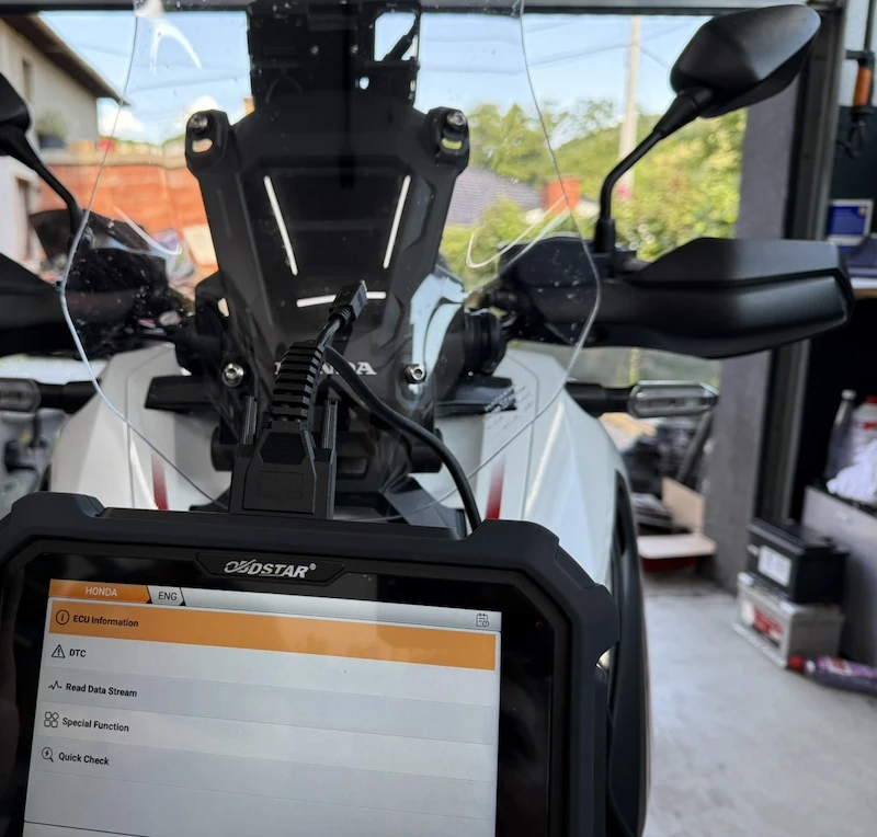 Autoelektričar Velagić koristi novi aparat za dijagnostiku za motor Honda u Tuzli