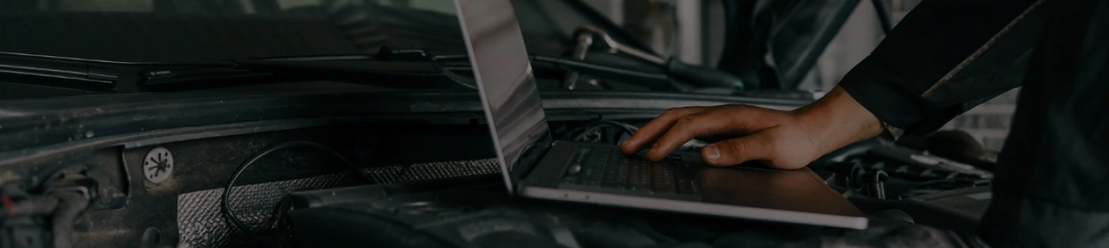 Automehaničar provjerava karakteristike vozila na laptopu