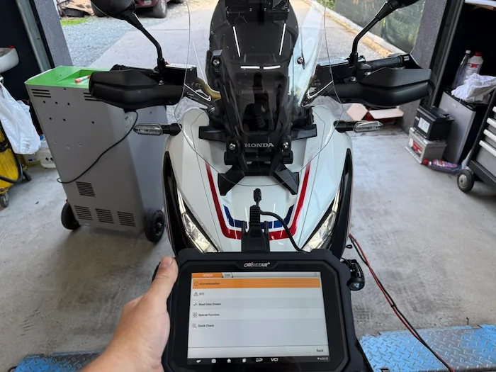 Autoelektričar Jasmin koristi novi moderni alat za dijagnosticiranje motora Honda