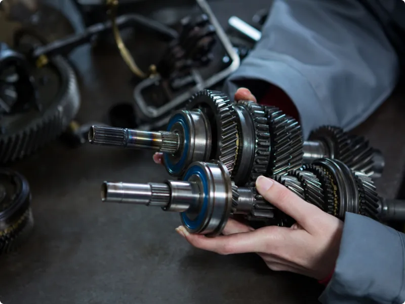 Majstor drži fizički dio automatskog mjenjača u rukama