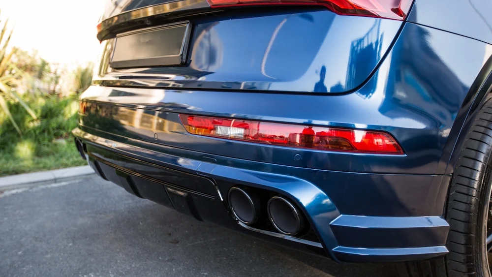 Zadnji dio novog modernog vozila sa ugrađenim parking senzorima